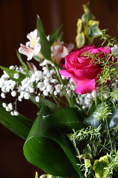 mazzo di fiori con rose e mughetti