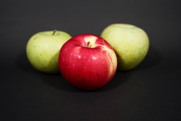 apples on black table