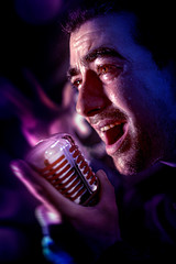 Chanteur Rockabilly avec micro