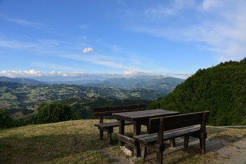Panorama d'Appennino con tavolo e panche in primo piano