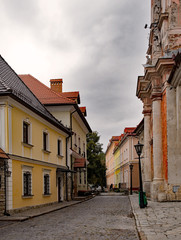 Fototapeta premium Straße in der Altstadt von Kamianets-Podilskyi in der Ukraine 