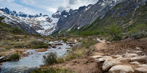Naklejka na ściany i meble cascada de agua helada en dirección a las montañas - camino a la laguna esmeralda 