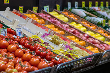 Obststand mit frischem Obst und frischem Gemüse verkauft exotische Früchte für Vegetarier und Veganer und ihre gesunde Ernährung mit frischen Früchten und vitaminreicher Rohkkost