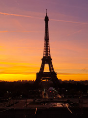 Fototapeta na wymiar silhouette of eiffel tower at sunrise 
