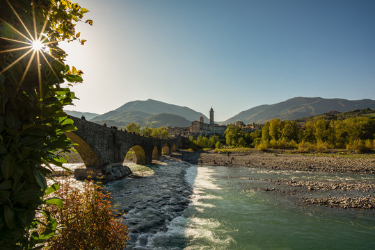 Città di Bobbio con ponte vecchio e fiume Trebbia