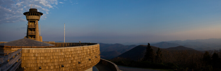 The lookout tower at Brasstown Bald bathed in late afternoon light. - obrazy, fototapety, plakaty