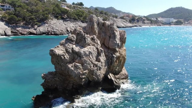 vista a&eacute;rea de la costa de Mallorca con el mar azul