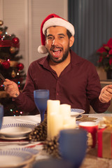 Retrato de chico festejando la navidad brindando con alegría