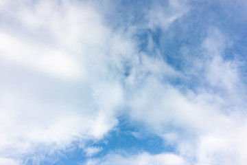 Fototapeta premium Głębokie błękitne niebo z białymi chmurami