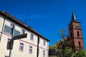 stadtpfarrkirche st. marien und stra&szlig;enschild am henkerhaus in bernau bei berlin, deutschland