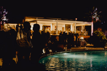 Soirée au bord de la piscine