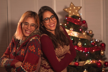 Amor entre hermanas con arbolito de navidad 