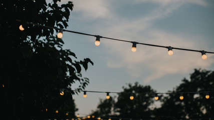 Soirée éclairée avec des guirlandes guinguettes 