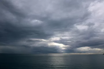 Fototapeten Dunkle Wolken über dem Meer © mauro tombolini