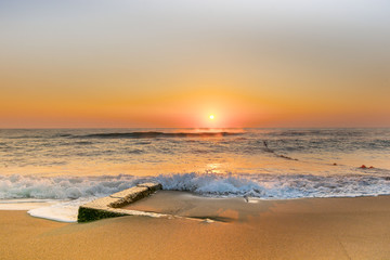 Fototapeta na wymiar Dawn by the sea