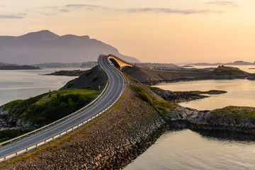 Zonsondergang op de weg van de Atlantische Oceaan