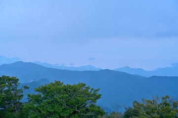 大台ケ原日出ヶ岳山頂から見下ろす熊野灘の情景