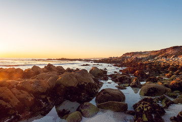 Obraz premium gorgeous sunset on a rocky rugged coast