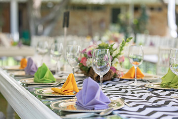 Mesas con arreglos para eventos o servicios de comida