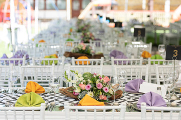 Mesas con arreglos para eventos o servicios de comida