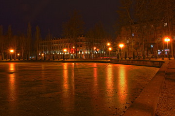 Obraz premium Smolensk, Russia,beautiful autumn evening in Park Lopatin Garden, ice Pond shore with glowing lanterns on houses background