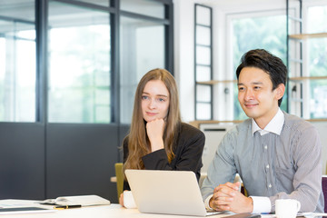笑顔で前を見る男女のビジネスマン・ビジネスウーマン