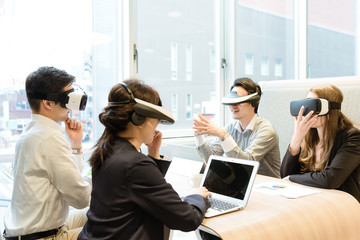 VRゴーグルを装着して仕事をする人々