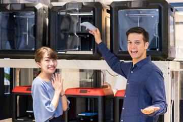 3Dプリンターで制作物を作る人々