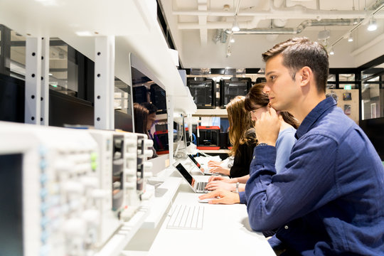 実験室でパソコンで仕事をする人々