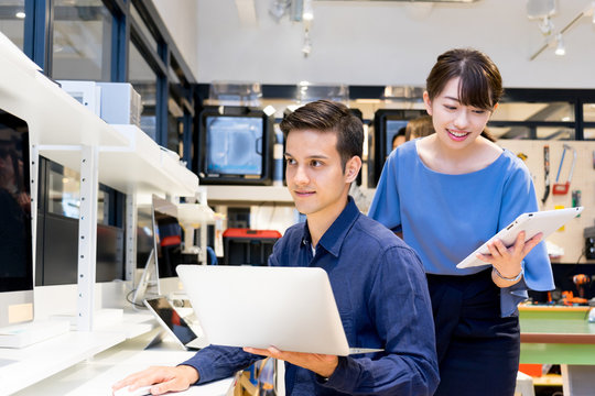 実験室でパソコンで仕事をする人々