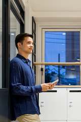 タブレットPCを持った男性