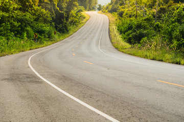 Obraz premium country road through mountainous