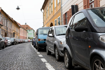 Naklejka premium Centrum miasta Sibiu, zaparkowane samochody
