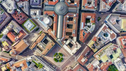 Foto op Plexiglas Milaan Milaan, Italië. Galerij van Victor Emanuel II 1865-1877 bouwjaar. Luchtfoto van de daken van de stad, Luchtfoto, HEAD OVER SHOT