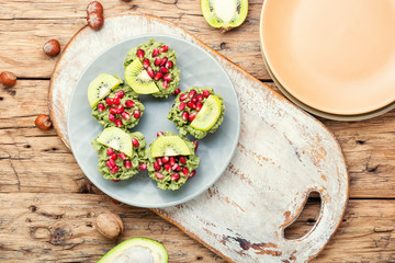 Cupcakes from avocado and kiwi.