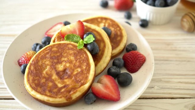 souffle pancake with fresh blueberries and fresh strawberries