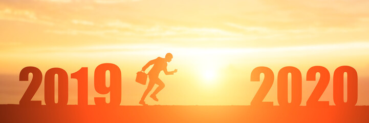 Fototapeta premium silhouette businessman run to 2020