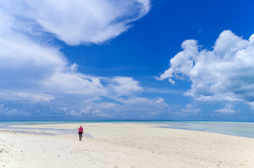 浜辺を歩く女性　沖縄　竹富島