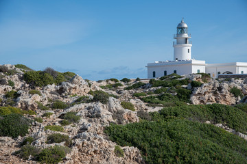 Fototapeta na wymiar Côte rocheuse et phare de Cavallería, Minorque, îles Baléares