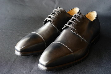 靴　皮靴　黒　黒背景　イタリア製　男物　ビビットカラー