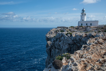 Côte rocheuse et phare de Cavallería, Minorque, îles Baléares