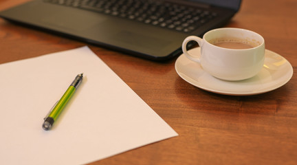 ノートパソコンとコーヒー