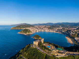 Fototapeta premium Widok z lotu ptaka na zatokę Concha w nadmorskim mieście San Sebastian, Hiszpania