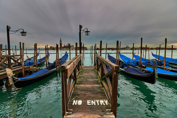 Obraz premium gondolas anchored at pier of San Marco square