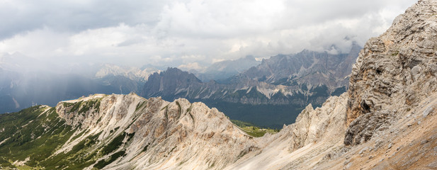 Krajobraz grupy Sorapis w Dolomitach. Turystyka górska we włoskim Tyrolu.  © art08