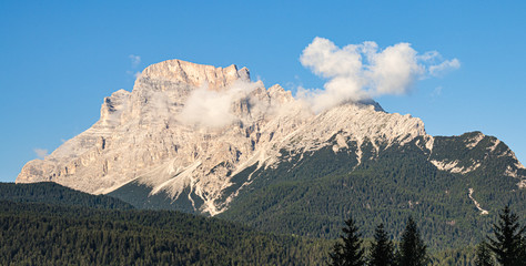 Dolomity widok na szczyt Pelmo. Krajobraz górski.  Góra Pelmo i chmury na tle błękitnego nieba. © art08