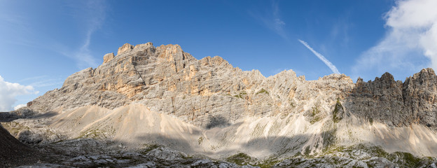Panorama grupy skalnej Sorapis w Dolomitach. Turystyka wysokogórska - włoskie Alpy. - obrazy, fototapety, plakaty