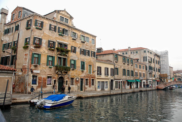 Fototapeta na wymiar image of a venice canal with old buildings in the background