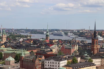Deurstickers Uitzicht vanaf de top als het stadhuis in Stockholm in Zweden op vakantie. Reizen met cruiseschip in de zomer. © Mona