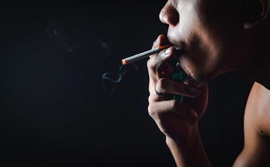 People who smoke with a black background Causing lung cancer 